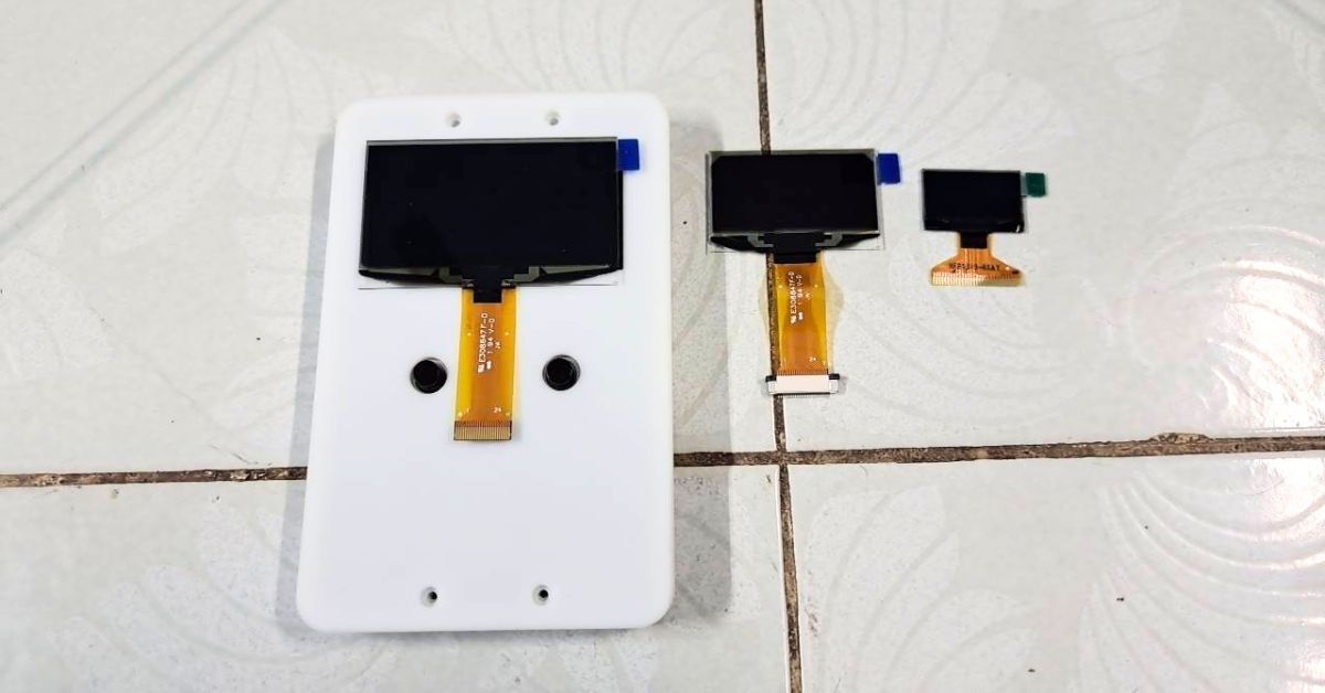 Three OLED displays side by side — 2.24, 1.54 and 0.96 inch — next to the PHYLAX case